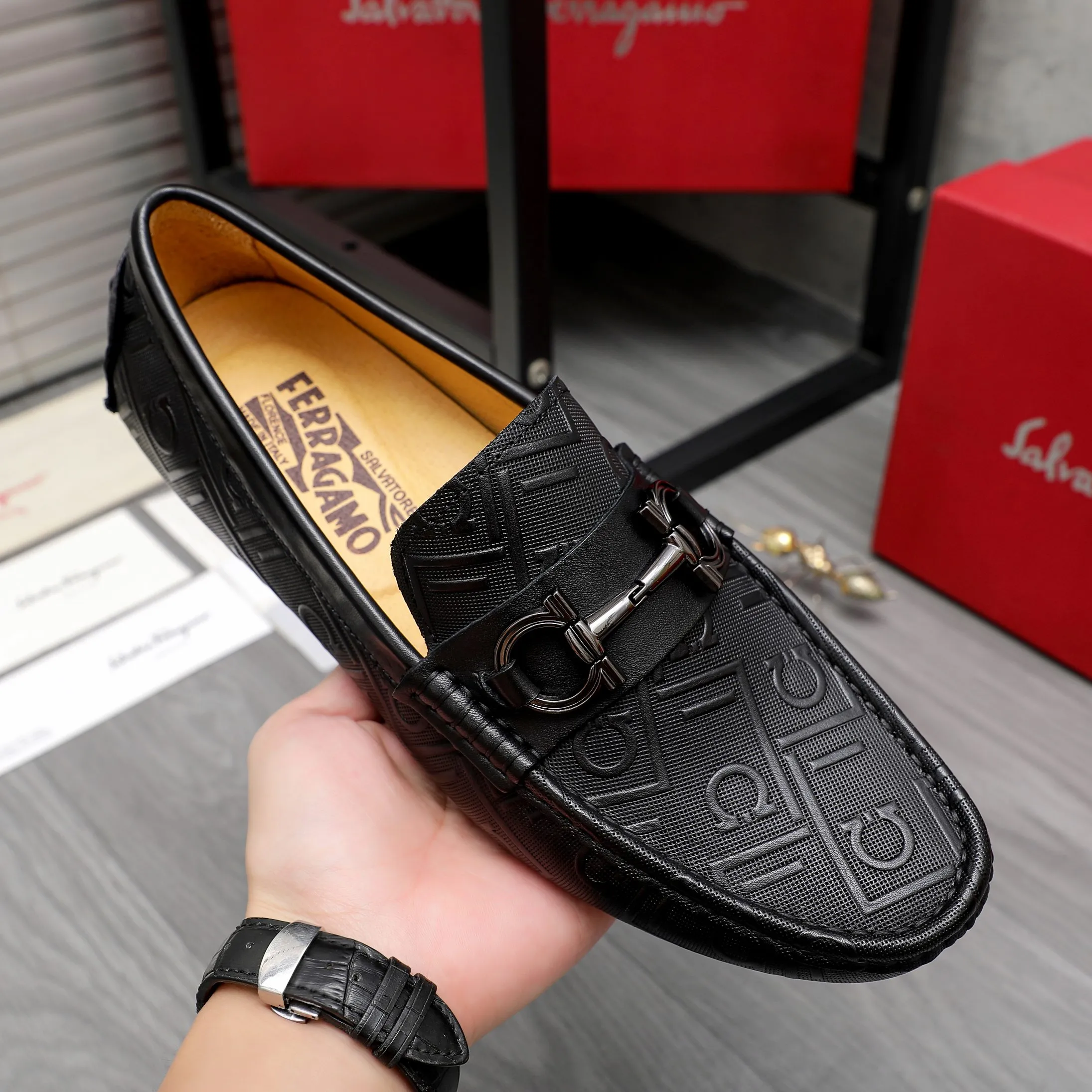 Men's shoes 💰400 Product trademark: Ferragamo "Ferragamo" casual slip-on shoes Regular size: 38-45 (45. Customized, non-returnable) Product materials: Selected embossed cowhide upper, pigskin lining, rubber outsole